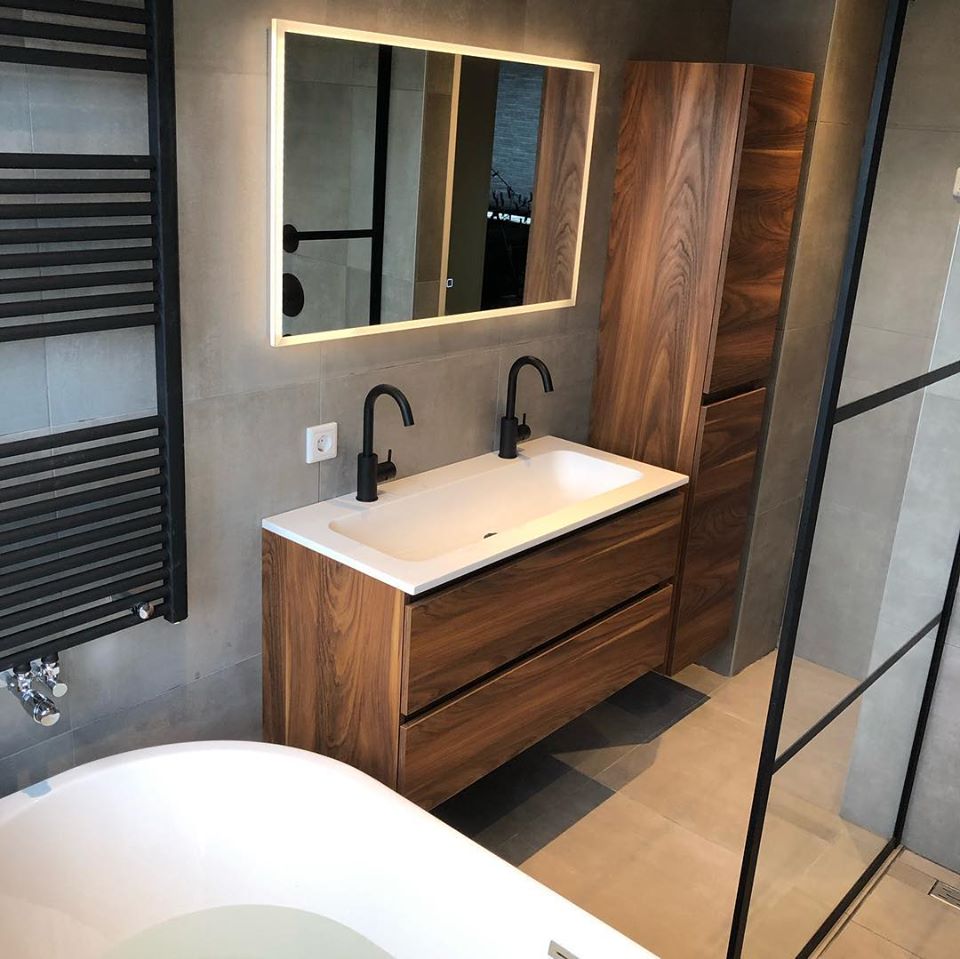 Verbouwing badkamer spiegel met verlichting, bad en douche
