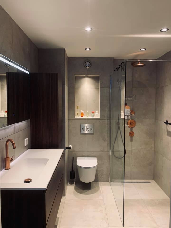 Badkamer met plafond- en nisverlichting