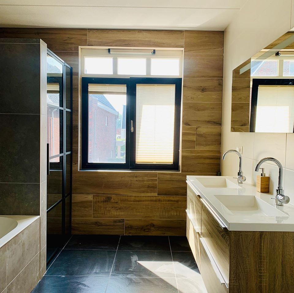Moderne badkamer bad douche en wastafels