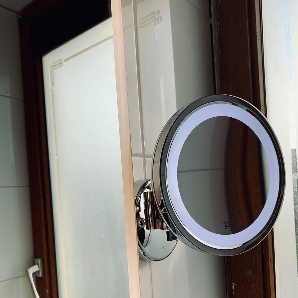 Verbouwing badkamer ronde vergrootglas spiegel