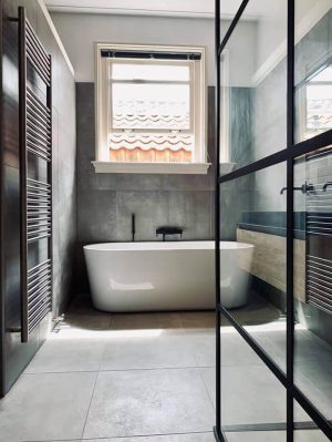 moderne badkamer met wit ligbad