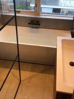 badkamer met ligbad en douche ontwerpen